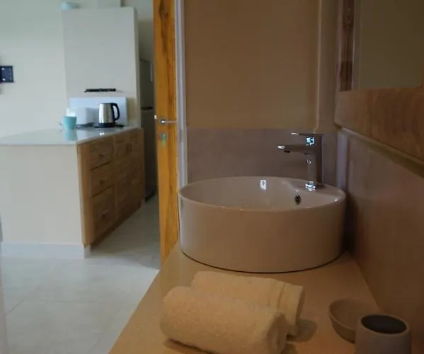 Maka Bay Self Catering *