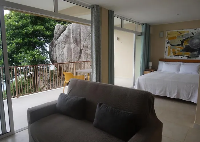 Maka Bay Self Catering *